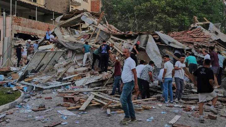 Al menos un muerto y seis heridos por terremoto que sacudió el noroeste de Turquía