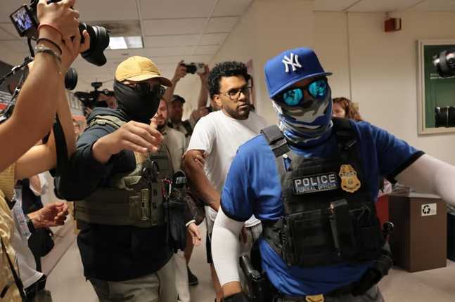 Demandan a ICE por condiciones "inhumanas" en centros de detención