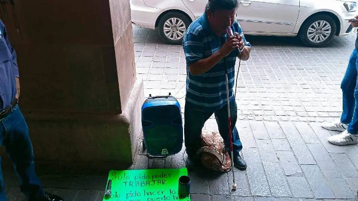Cantante invidente denuncia abusos de Fiscalización en Celaya tras 15 años de trabajo en el centro