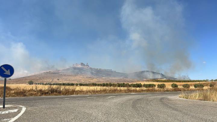 Se declara un incendio forestal en las inmediaciones del castillo de Almonacid de Toledo
