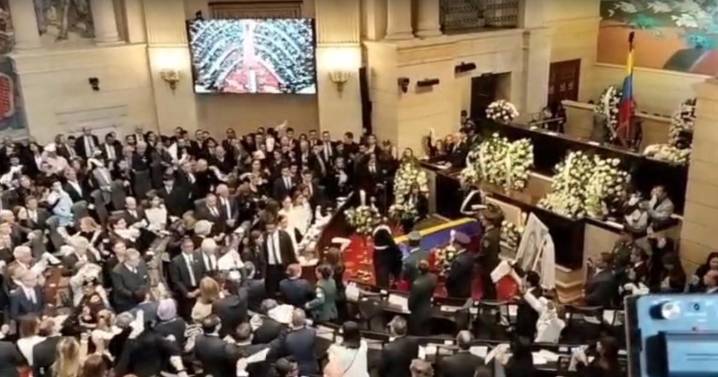 Mensaje de Álvaro Uribe, leído por Gabriel Vallejo, atribuye asesinato de Miguel Uribe a instigación presidencial