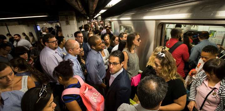 Qué significa si cedes o no espacio en transporte público, según la psicología