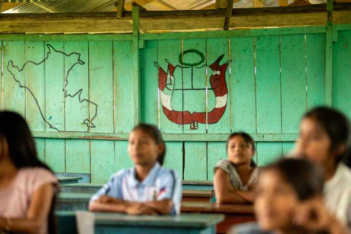 Docentes acusados de abuso sexual ahora lucran con la minería ilegal