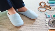 Costura en casa: cómo hacer unas pantuflas artesanales a mano y con un poco de tela