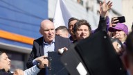 Evacúan al presidente Milei de un acto de campaña después de que arrojaron piedras y objetos a su vehículo en Argentina
