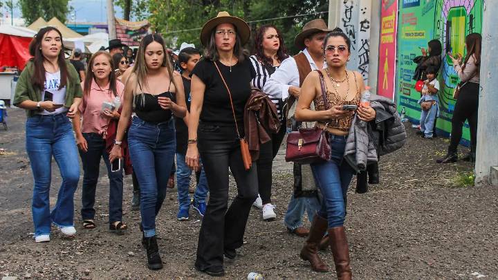Entre empujones e inconformidad, fans ingresan al Estadio Morelos para el concierto de Carín León [Video]