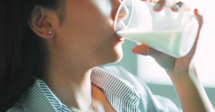 ¿Puede un vaso de leche ayudarte a dormir mejor?: Esta es la opinión de una nutricionista