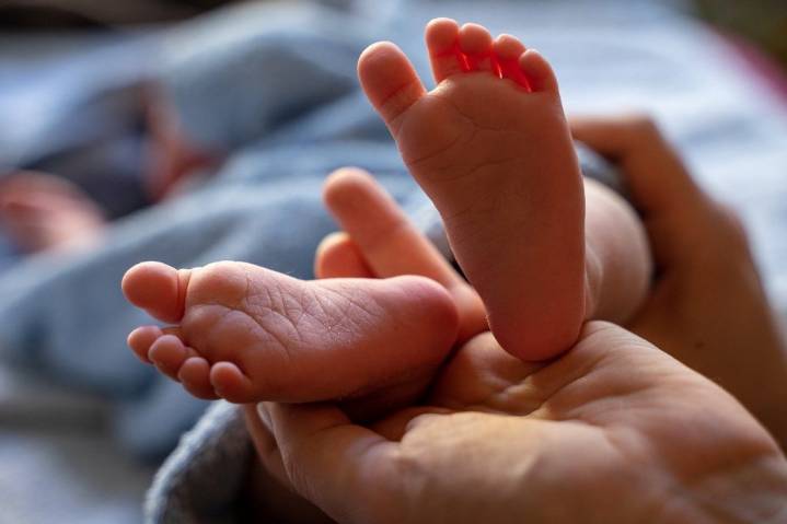 Bebé de nueve meses muere tras recibir golpes de su padre