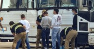Jueza federal bloquea deportaciones rápidas de migrantes y advierte que violan el debido proceso