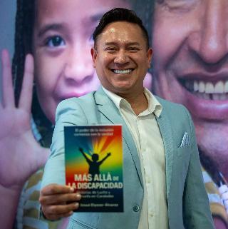 Elyezer Alvarez presentó el libro “Más allá de la Discapacidad” en el marco del primer aniversario de Caicarabobo