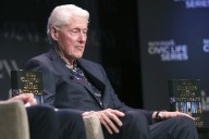 Bill Clinton fue captado cerca de un reanimador de corazón y desata preocupación por su salud