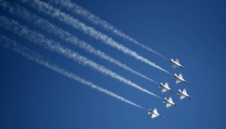 Lakeview apartment windows shatter from jets practicing for Air and Water Show