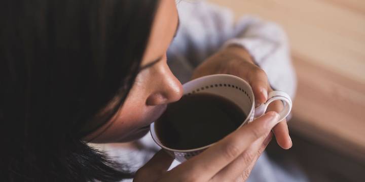 El café podría interferir en la acción de algunos antibióticos, según un nuevo estudio