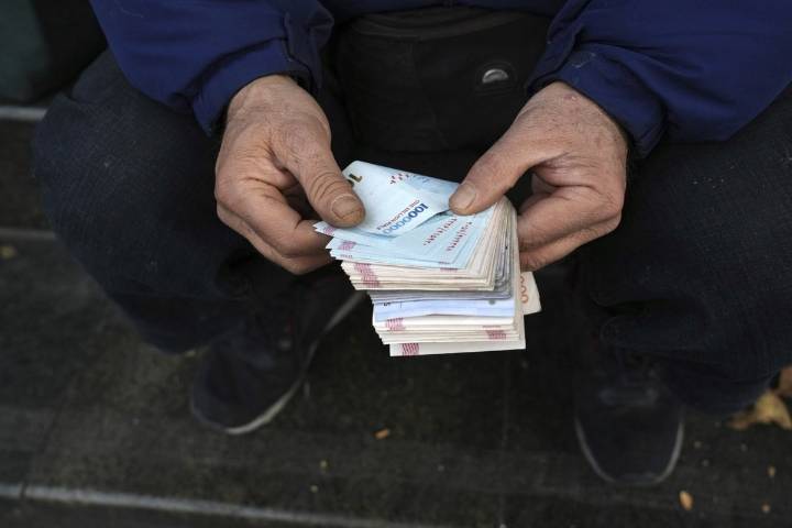 Iran's rial currency falls to near-record lows on European 'snapback' sanctions threat