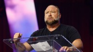 Alex Jones apoya que Trump derroque a Maduro: “¡Está inundándonos de fentanilo!”