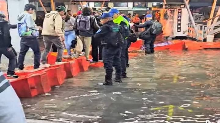 Metro CDMX hoy: estación Hangares cerrada por lluvias; Metrobús reporta afectaciones