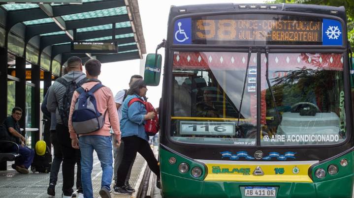 Lanzaron descuentos del 100% y hasta $10.000 de reintegro para viajar en colectivo en Buenos Aires en agosto