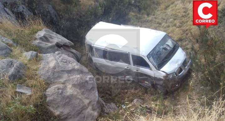 Escolares salvan de morir tras volcadura de combi en Jauja