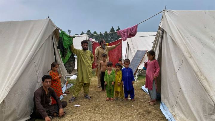 Militant attacks on Pakistani police kill 5 as government hunt for insurgents displaces thousands