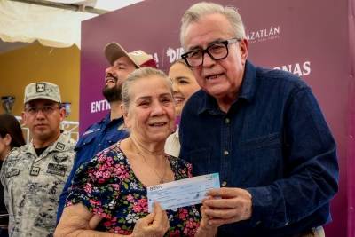 Entrega Rocha apoyos emergentes a familias afectadas por inundaciones en Mazatlán