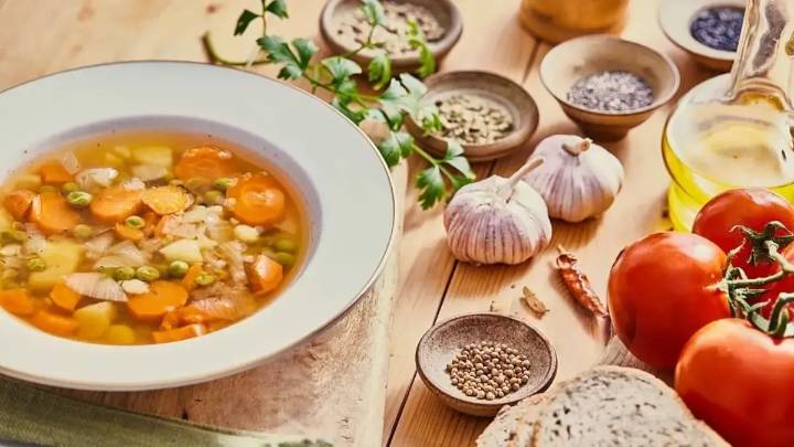 Caldo casero en 20 minutos para aliviar síntomas de resfriado: receta rápida y natural