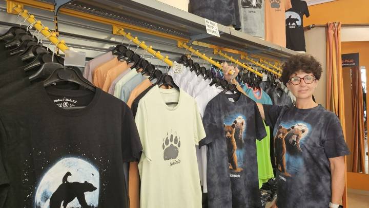 La historia de la camiseta de Somiedo viralizada por «Los juegos del hambre»: «Las tengo agotadas y me llega ahora el segundo pedido»