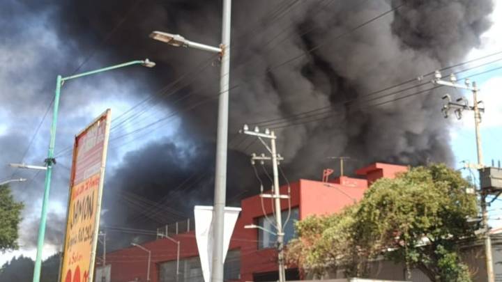 Incendio en Iztacalco no cede; suma más de una hora activo