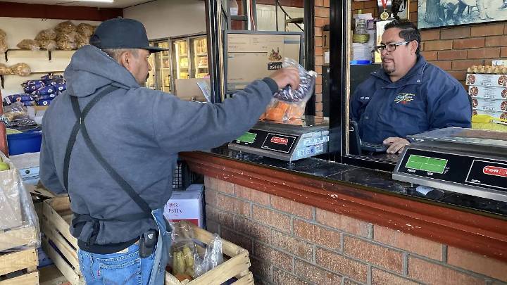 Productos de la canasta básica se encarecen hasta 13%: Inegi