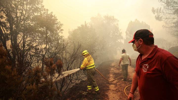El incendio de La Alberca en Salamanca se recrudece y confina a la población