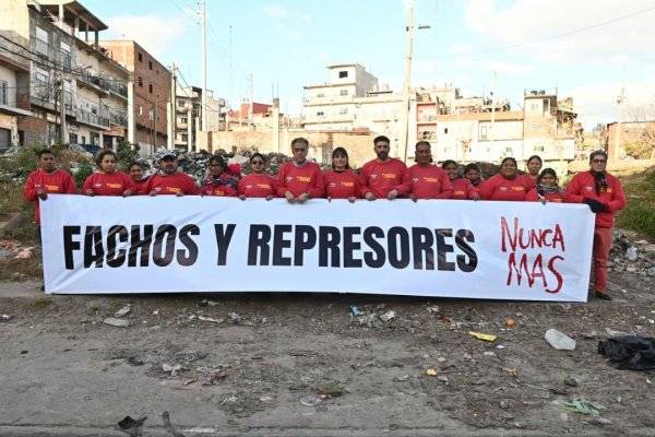 Lo que faltaba: la izquierda fue a Villa Celina y armó una foto parecida a la de Milei