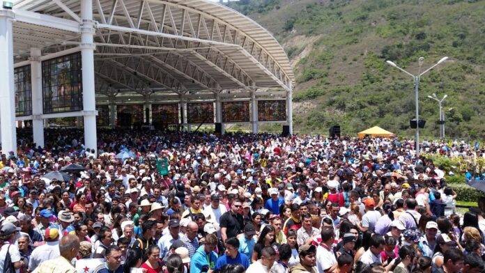 Peregrinos caminan al Santo Cristo de La Grita para orar por Venezuela