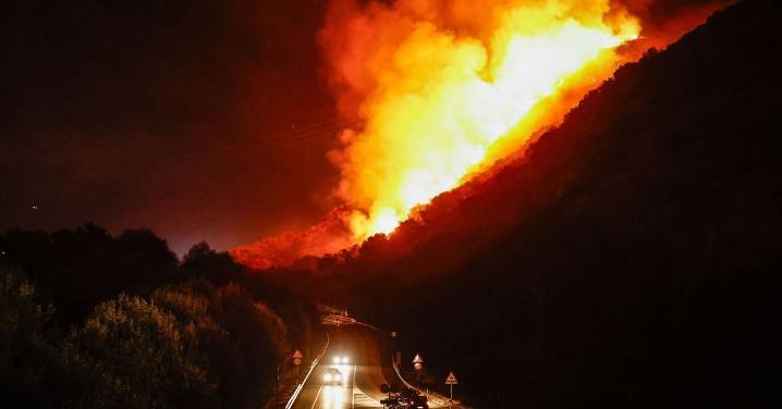 Fotos: un incendio quema la ladera de la Fuente de la Bicha y el Serrallo de Granada
