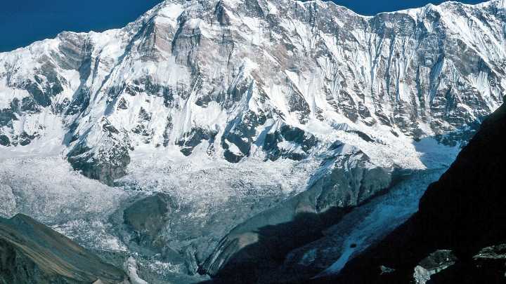 Cancelan el intento de rescate de una mujer que lleva diez días atrapada con la pierna rota en una montaña de 7.000 metros: un socorrista ha muerto