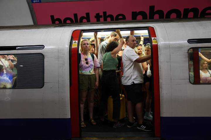 London travel news LIVE: Chaos on Tube as points failure halts Circle and Hammersmith & City lines