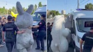 Policía de Moldavia detiene a Labubu, Pikachu y un misterioso ‘oso’ en un sorprendente giro en la saga Pokémon