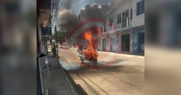 Motocicleta consumida por el fuego en la Cinco de Mayo