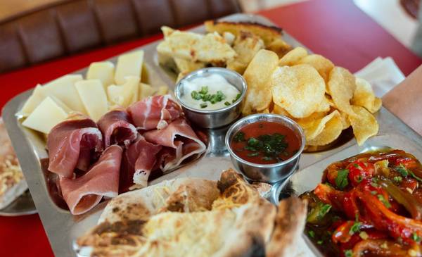 Picadas especiales con vitel toné: la original propuesta en Buenos Aires