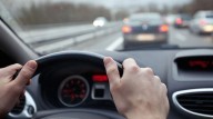 ¿Crees que te están siguiendo? Así puedes saber si un auto te persigue