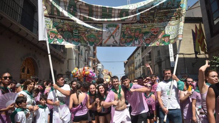 Cabalgata de San Lorenzo: reivindicación, sátira y calor bajo la marea morada