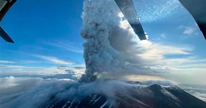 Volcán Krasheninnikov entra en erupción en Rusia tras potente sismo 8.8