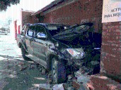 Caleta Olivia: perdió el control de la camioneta y chocó contra el edificio de A.T.R.A. 
