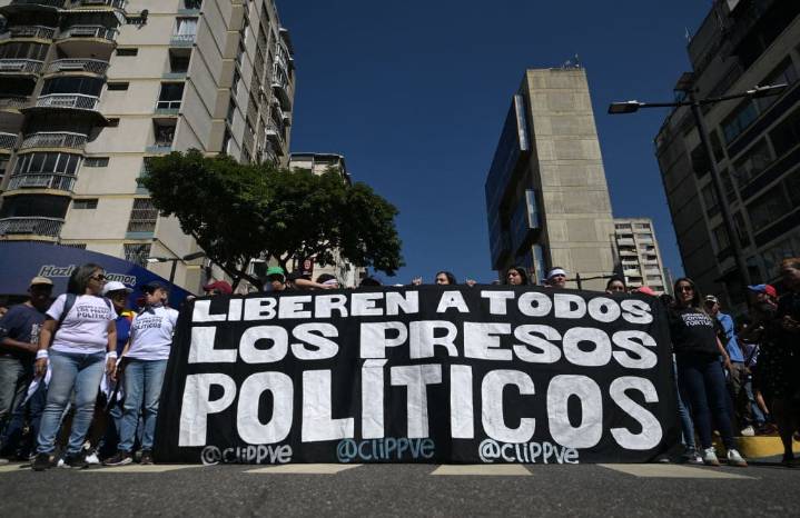 Venezuela excarcela a grupo de 13 presos políticos, según dirigentes opositores