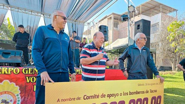Entregan cheque simbólico de S/200 mil a bomberos de Tacna tras exitosa pollada solidaria