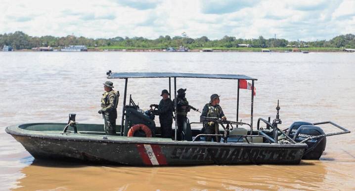 Marina y Ejército se despliegan en frontera, mientras más colombianos entran al Perú 