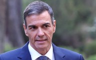 El sanchismo en retirada: vacaciones en medio del 'incendio' de corrupción