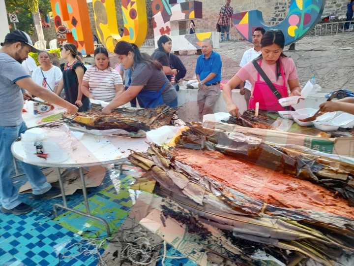 Ayuntamiento repartió zacahuil a visitantes