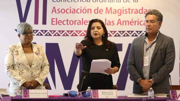 Mónica Soto, presidenta del Tribunal Electoral, advierte retrocesos democráticos en América