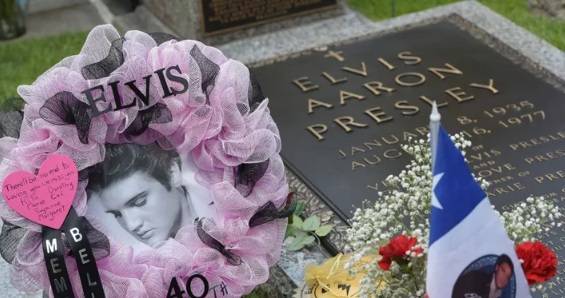 A 48 años del deceso de Elvis Presley, conoce las hipótesis que deja entredicho su fallecimiento 16 de agosto de 2025 | Espectáculos Hay quienes aseguran que el Rey de Rock es un testigo protegido del
