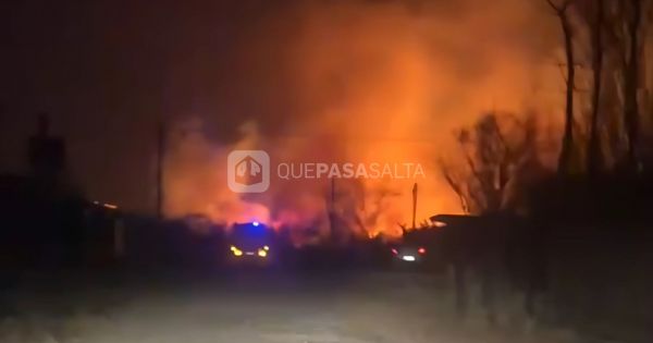 Feroz incendio en Villa Esmeralda: las llamas avanzan sobre terrenos del aeropuerto