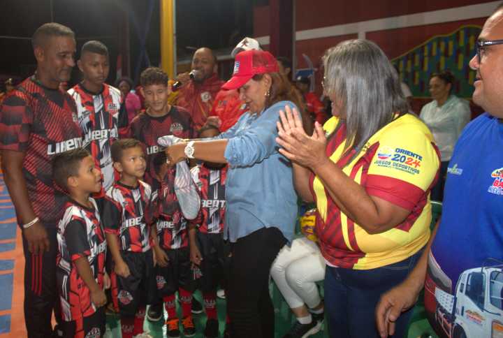 Candidata Loa inauguró el torneo de fútbol de salón con entrega de la cancha Libertad